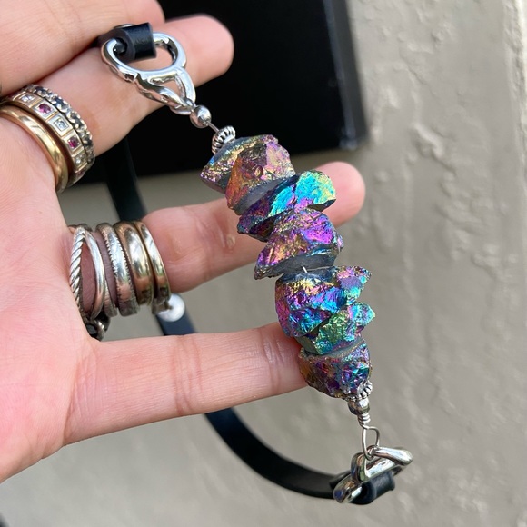 Druzy quartz choker . Rainbow iridescent druzy crystal quartz leather choker - Picture 5 of 12